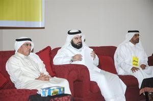 د جمعان الحربش ود حسن جوهر يتابعان سير الندوة سعود سالم