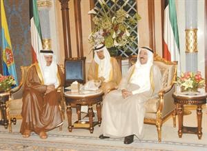 صاحب السمو الامير الشيخ صباح الاحمد مستقبلا عبداللطيف الزياني
