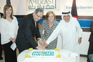 ديبورا جونز ودخالد السعد وثيودور قطوف يقطعون كيكة الاحتفال﻿