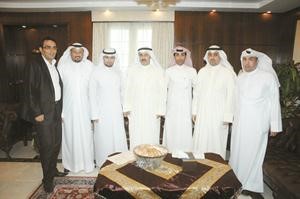 سامي النصف متوسطا وكيل المواصلات عبدالمحسن المزيدي وعددا من الصحافيينسعود سالم﻿