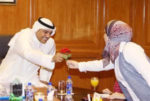 الزميلة دارين العلي تقدم وردة للوزير الاذينة
