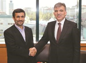 الرئيس التركي عبدالله غول مصافحا نظيره الايراني محمود احمدي نجاد في مستهل اجتماعهما في اسطنبول امس	رويترز﻿