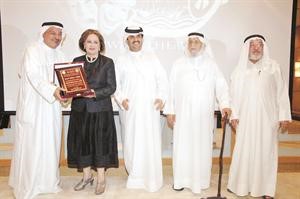 تكريم الكاتبة القديرة عواطف البدر بالاضافة لتكريم محمد المنيع وعبدالله غلوم			كرم ذياب﻿
