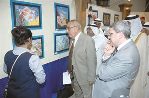 دالعوضي والسفير العراقي وكبار الحضور يتجولون في المعرض﻿