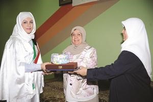 شيخة المذن مكرمة احدى المتفوقات﻿
