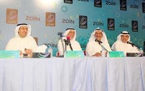 خالد العمر وحسان القناعي يتوسطان عبدالرحمن القطان وعبدالله الجدعان