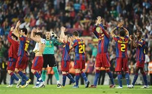 فرحة لاعبي برشلونة بالفوز في المباراة السابقة امام اسبانيول والاقتراب من التتويج بالليغا افپ