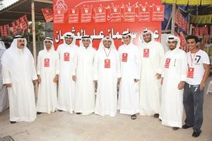 علي العثمان متوسطا بعض اقاربه واعضاء لجنته الانتخابية﻿