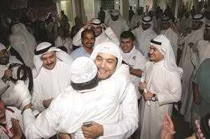 صاحب المركز الثالث براك العبيد معانقا احد المهنئين بالفوز﻿