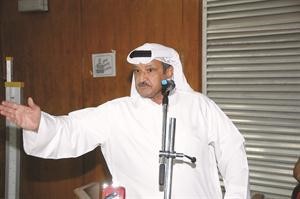 احد اعضاء الجمعية العمومية يقدم اقتراحاته امام المساهمين﻿