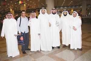 بدر العوضي في صورة جماعية مع بعض المعتمرين﻿