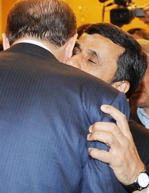 محمود احمدي نجاد محتضنا رجب طيب اردوغان في اسطنبول امس 