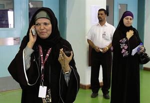المرشحة شيخة يوسف الجعفري في احد مقار الانتخابات في الدوحة 	رويترز﻿