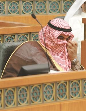 سمو الشيخ ناصر المحمد مخفيا ابتسامته اثناء التصويت على زيادة 50متين غوزال