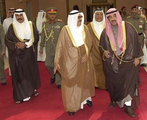 صاحب السمو الامير لدى مغادرته البلاد وفي وداعه سمو نائب الامير وولي العهد وسمو رئيس الوزراء
