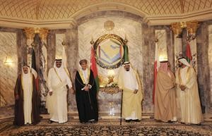 صاحب السمو الامير الشيخ صباح الاحمد وخادم الحرمين الشريفين الملك عبدالله بن عبدالعزيز والشيخ حمد بن خليفة ال ثاني والملك حمد بن عيسى ال خليفة والشيخ محمد بن راشد ال مكتوم وفهد بن محمود ال سعيد