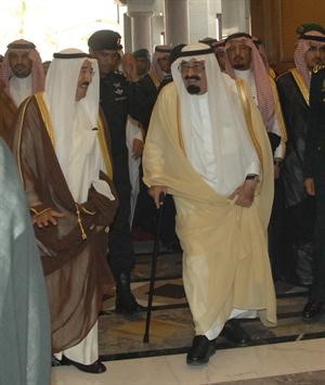 خادم الحرمين الشريفين مستقبلا صاحب السمو الامير الشيخ صباح الاحمد