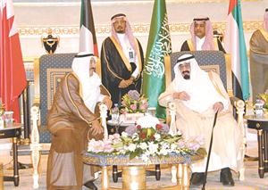 خادم الحرمين الشريفين الملك عبدالله بن عبدالعزيز لدى استقباله صاحب السمو الامير الشيخ صباح الاحمد في الرياض امس