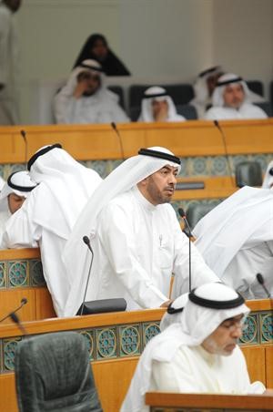 علي الدقباسي متحدثا في الجلسة 