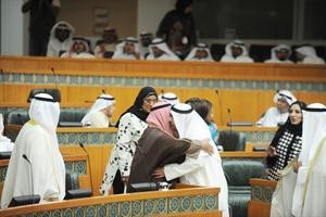 سمو رئيس الوزراء الشيخ ناصر المحمد محتضنا روضان الروضان قبيل بدء الجلسة
