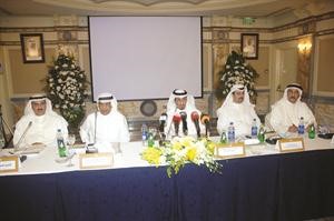 عدنان المطوع وعلي الراشد وحسين الحريتي خلال الحلقة النقاشية امس الاول	سعود سالم﻿