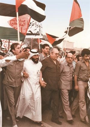 الزميل يوسف عبدالرحمن يشارك في مسيرة احتجاجا على الغزو الاسرائيلي للبنان عام 1982 في الكويت﻿