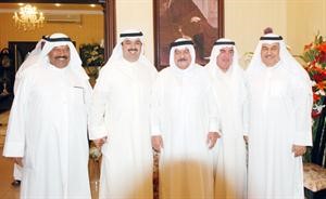 فهد الراشد ونجله الوزير علي الراشد يتوسطان بعض المهنئين