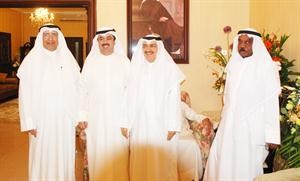 علي الراشد متوسطا بعض المهنئين