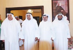 الراشد متوسطا بعض المهنئين