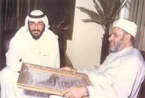 اهديته هذه الصورة عام 1982 يوم كنت امينا للسر في جمعية المعلمين