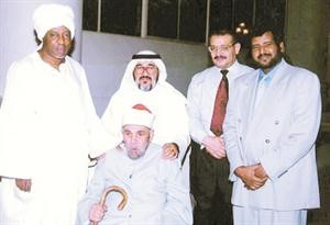 الداعية المرحوم باذن الله بين عدد من محبيه