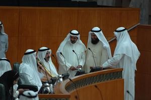 الشيخ احمد الحمود محاطا بمسلم البراك ومحمد هايف والصيفي مبارك الصيفي وخالد السلطان