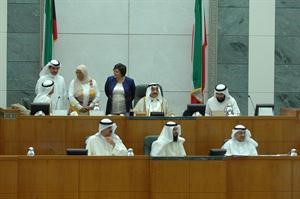 الرئيس جاسم الخرافي على المنصة محاطا بنائبه عبدالله الرومي ودعلي العمير وداسيل العوضي ودمعصومة المبارك وصالح الملا وتبدو الامانة العامة متين غوزال