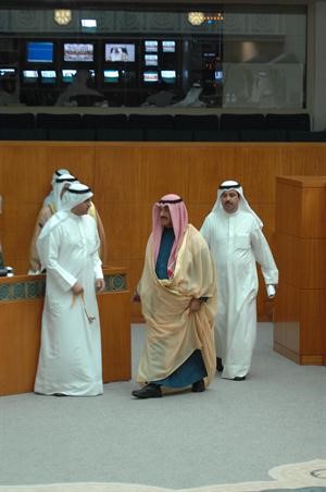 سمو رئيس الوزراء الشيخ ناصر المحمد اثناء دخوله القاعة يرافقه علي الراشد واحمد المليفي