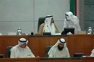 عدنان عبدالصمد مترئسا جانبا من جلسة امس وبجانبه مخلد العازمي