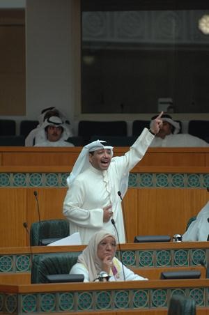 فيصل الدويسان خلال جلسة امس