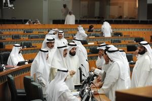 سامي النصف محاطا بالنواب بعد المشادة الكلامية حول تعرض البعض منهم للاساءة في احد البرامج