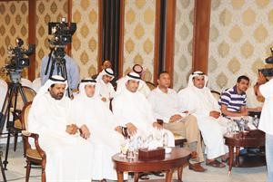 احمد الهيفي مع بعض الحضور يتابعون المؤتمر كرم ذياب