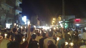 مظاهرة ليلية في القامشلي امس الاول لفك الحصار عن حمص ودرعا وبانياس	اپ﻿