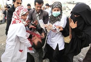 متظاهرون يمنيون يحملون مصابا جرح في صنعاء امس 		رويترز﻿