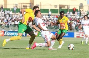 لاعب الزمالك محمد عبد الشافي يتعرض للاعاقة من مدافع الجونة﻿
