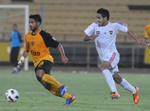 عبدالعزيز المشعان ينطلق بالكرة بملاحقة مدافع الاتحاد السوري 	هاني الشمري﻿