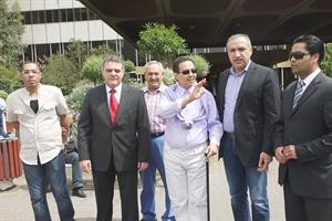 سالم الهندي وفنان العرب محمد عبده اثناء خروجه من المستشفى في باريس﻿