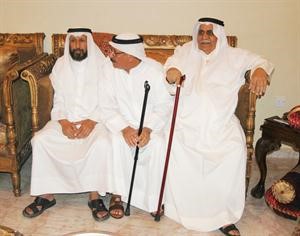 مختار منطقة العمرية سعيد عوض الخرينج مع بعض الحضور

