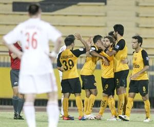 المحترف السوري فراس الخطيب يتلقى تهنئة زملائه 	الازرقكوم﻿