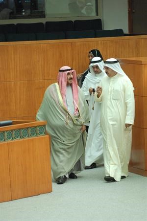 سمو رئيس مجلس الوزراء الشيخ ناصر المحمد اثناء دخوله القاعة يرافقه سامي النصف واحمد المليفي 