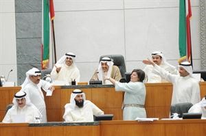 الرئيس جاسم الخرافي وحوله خالد الطاحوس ومسلم البراك ومرزوق الغانم ود اسيل العوضي ويبدو وزير الدولة لشؤون مجلس الوزراء علي الراشد على المنصة متين غوزال