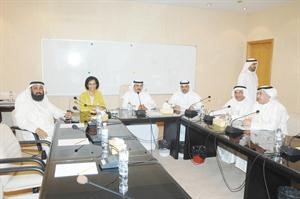 زيد العازمي خلال اجتماعه مع اعضاء البلدي	محمد ماهر﻿