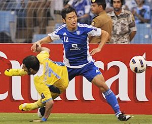 لاعب الهلال الكوري لي يونغ بيو يعرقل القطري فهد الشمري افپ