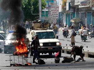 الشرطة اليمنية تزيل النيران والحواجز من الطرقات في صنعاء عقب الاشتباكات امس الاول	رويترز﻿